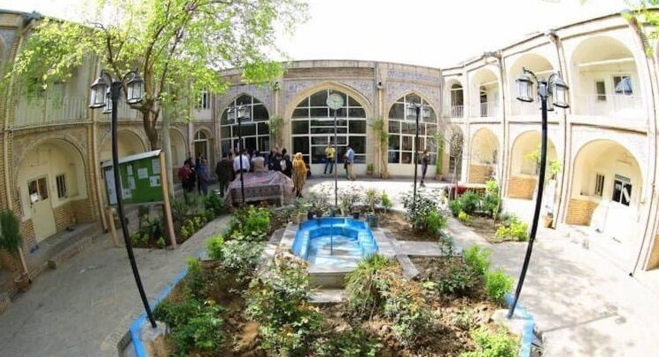 تصاویر | مدرسه ۱۰۰ ساله تهران، ساخته معمارباشی قاجار | اثری تاریخی با معماری خانه های سنتی