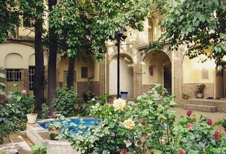 تصاویر | مدرسه ۱۰۰ ساله تهران، ساخته معمارباشی قاجار | اثری تاریخی با معماری خانه های سنتی