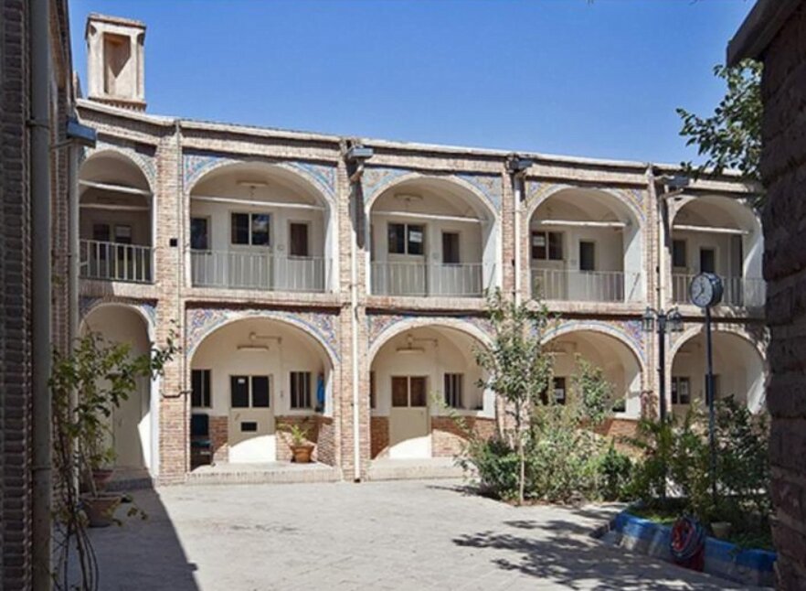 تصاویر | مدرسه ۱۰۰ ساله تهران، ساخته معمارباشی قاجار | اثری تاریخی با معماری خانه های سنتی