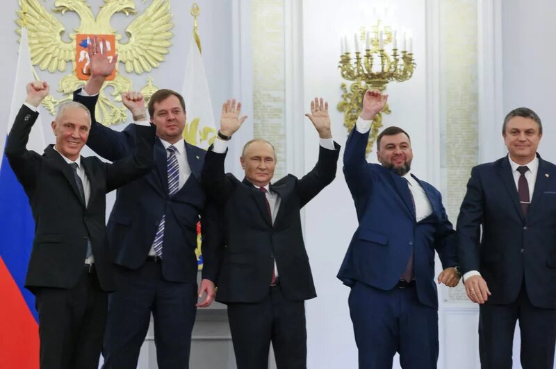 تصاویر خنده‌های متفاوت پوتین در لحظه امضای سند الحاق ۴ منطقه از اوکراین به روسیه | قراردهای الحاق مناطق شرقی اوکراین به روسیه امضا شد