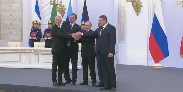 تصاویر خندههای متفاوت پوتین در لحظه امضای سند الحاق ۴ منطقه از اوکراین به روسیه | قراردهای الحاق مناطق شرقی اوکراین به روسیه امضا شد