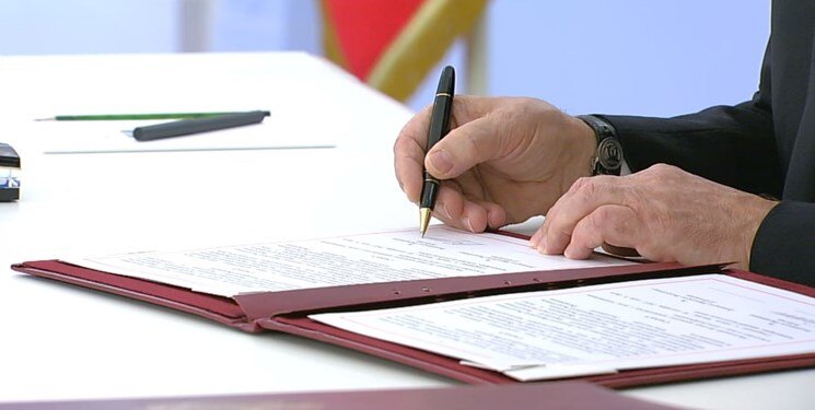 تصاویر خندههای متفاوت پوتین در لحظه امضای سند الحاق ۴ منطقه از اوکراین به روسیه | قراردهای الحاق مناطق شرقی اوکراین به روسیه امضا شد