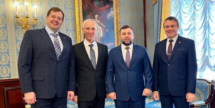 تصاویر خندههای متفاوت پوتین در لحظه امضای سند الحاق ۴ منطقه از اوکراین به روسیه | قراردهای الحاق مناطق شرقی اوکراین به روسیه امضا شد