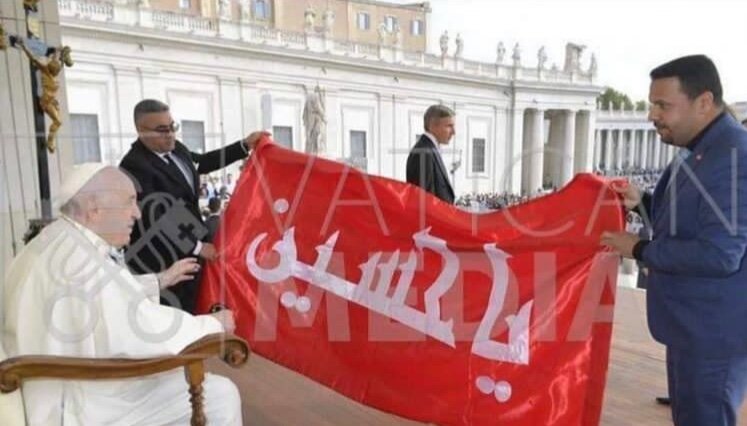 عکس | اهدای پرچم گنبد حرم امام حسین علیه‌السلام به پاپ 