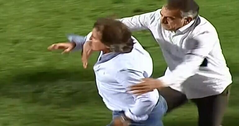 عکس | رفتار عجیب ساپینتو در صحنه جنجالی بازی با گل گهر | حمله سرمربی پرتغالی به سمت نیمکت رقیب