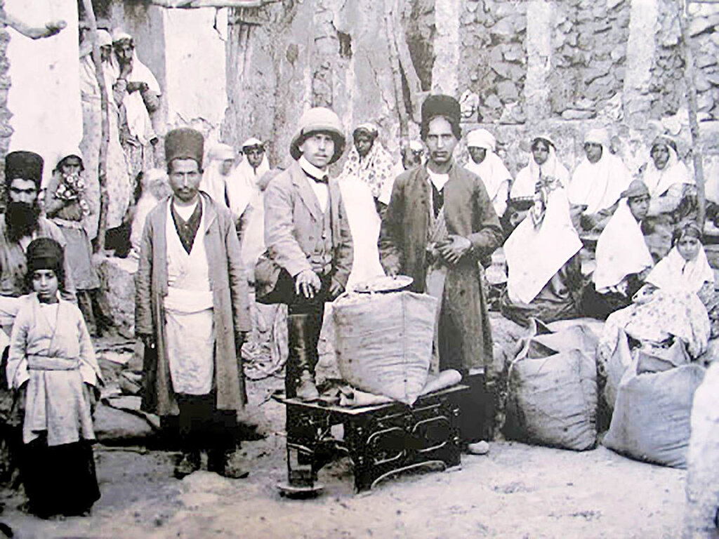 سیلوی تهران برای مقابله با قطحی ساخته شد |  ارتش پخت و توزیع نان را به دست گرفت 