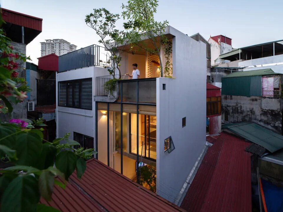 تصاویر | خانه زیبایی که فقط ۲۴ متر است! | درخت سیب و داخل این خانه ۴ نفره را ببینید خانه باریک - خانه 4 متری