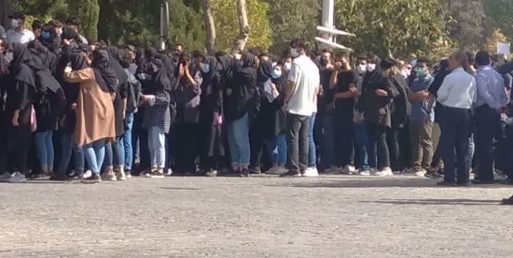 تجمع دانشجویان در دانشگاه اصفهان
