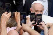 دیدار مدیرعامل اپل با پاپ فرانسیس | نظر پاپ درباره استفاده از تلفن همراه چیست؟