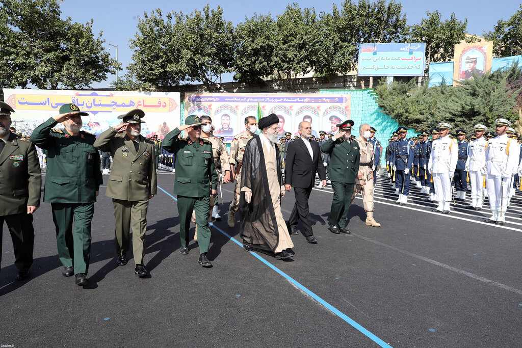 تصاویر حضور حضرت آیت‌الله خامنه‌ای در مراسم مشترک دانش‌آموختگی دانشجویان دانشگاه‌های نیروهای مسلح