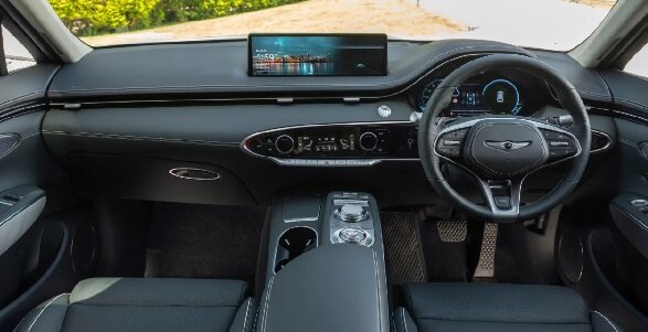 دلبری یک آسیایی در اروپا | با هیولای برقی جنسیس آشنا شوید