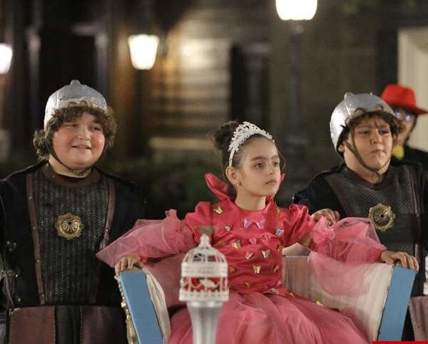 تصاویر نخستین فیلمی که پس از یک ماه اکران می شود | بازی لولایی با عروسکهایی از جنس «مهمونی»