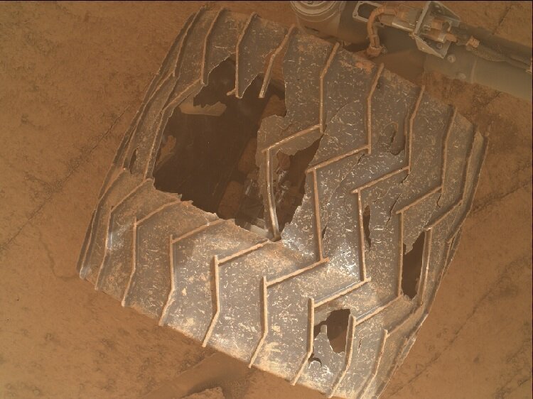 عکس چرخ شکسته مریخ نورد کنجکاوی ادامه کار روی سیاره سرخ سخت تر می شود