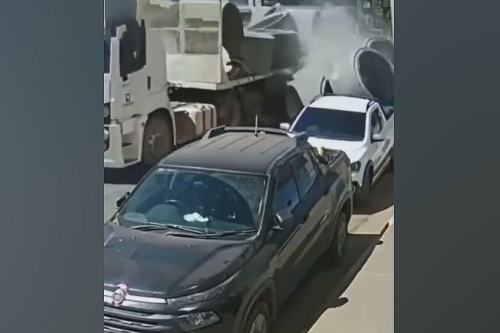 سقوط محموله ساختمانی یک تریلی روی خودروها