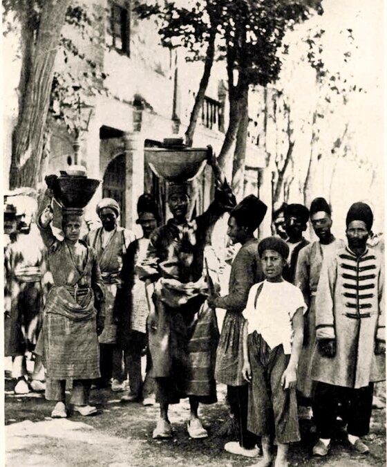 تصویر کمتر دیده شده از فروش آش کنار خیابان در زمان قاجار