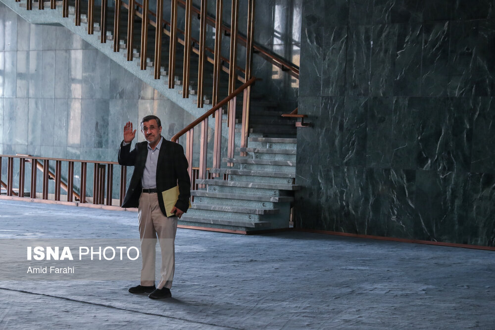 تصاویر خاص احمدی نژاد در افتتاح دوره جدید مجمع تشخیص | صحبت با محسنی اژه‌ای و خداحافظی با دوربین‌ها