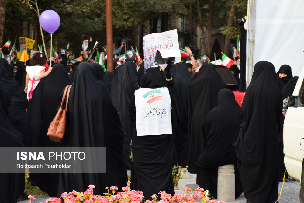 تصاویر تجمع متفاوت زنان در اصفهان | نوشتههای روی پلاکارها ؛ واکنش به شعار زن، زندگی، آزادی ... | خط قرمز این زنان را بشناسید