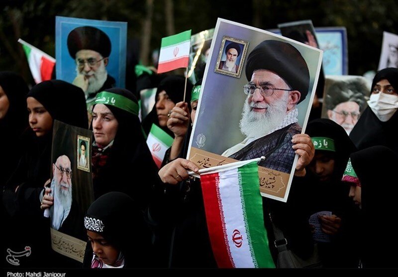 تصاویر تجمع متفاوت زنان در اصفهان | نوشتههای روی پلاکارها ؛ واکنش به شعار زن، زندگی، آزادی ... | خط قرمز این زنان را بشناسید