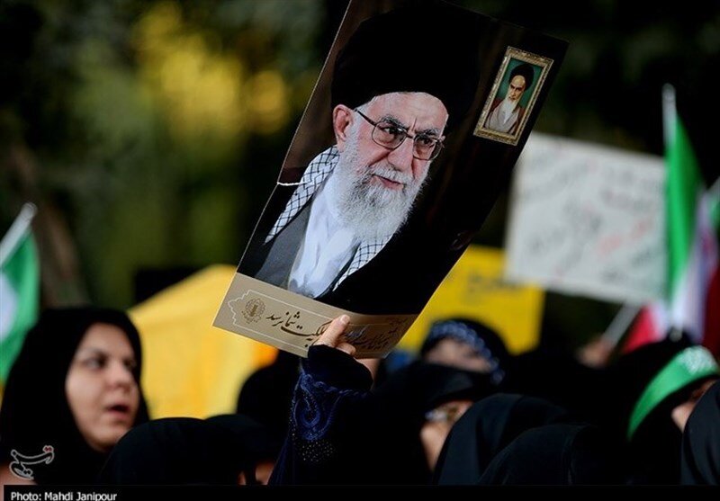 تصاویر تجمع متفاوت زنان در اصفهان | نوشتههای روی پلاکارها ؛ واکنش به شعار زن، زندگی، آزادی ... | خط قرمز این زنان را بشناسید