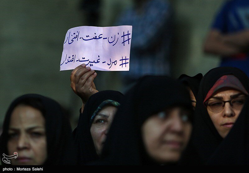 تصاویر تجمع متفاوت زنان در اصفهان | نوشتههای روی پلاکارها ؛ واکنش به شعار زن، زندگی، آزادی ... | خط قرمز این زنان را بشناسید