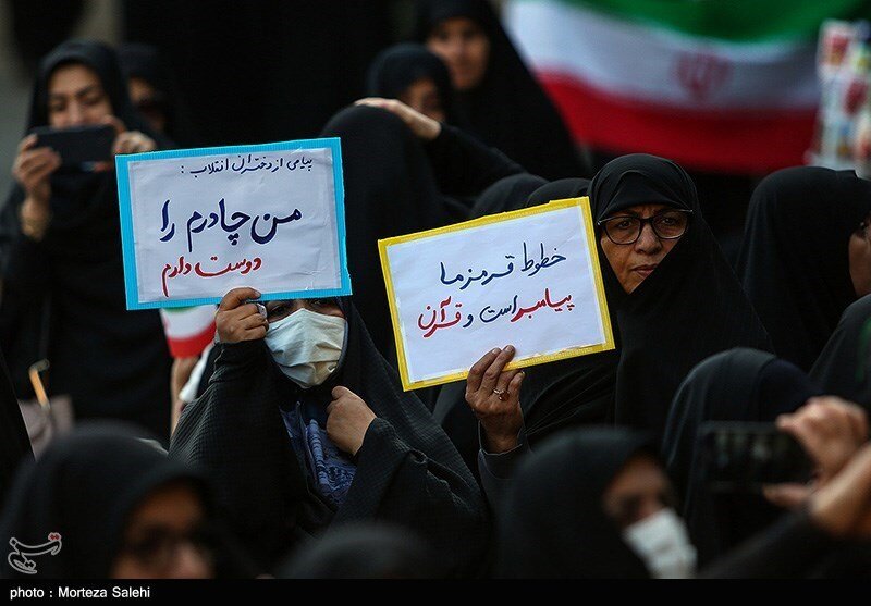 تصاویر تجمع متفاوت زنان در اصفهان | نوشته‌های روی پلاکارها ؛ واکنش به شعار زن، زندگی، آزادی ... | خط قرمز این زنان را بشناسید
