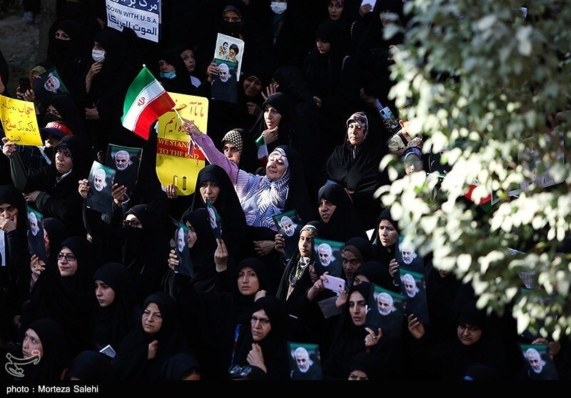 تصاویر تجمع متفاوت زنان در اصفهان | نوشتههای روی پلاکارها ؛ واکنش به شعار زن، زندگی، آزادی ... | خط قرمز این زنان را بشناسید