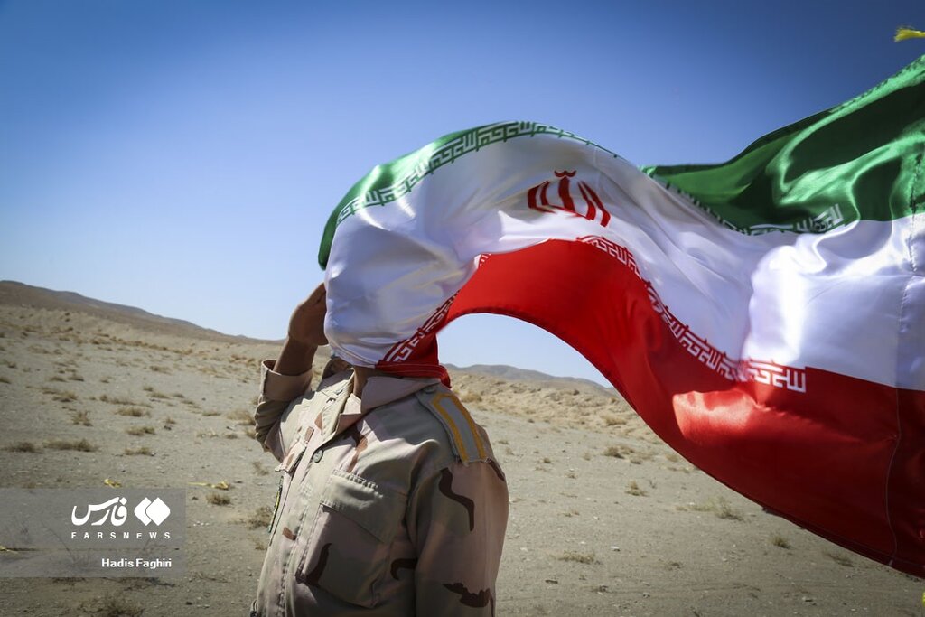 سرباز؛حافظ پرچم | تصویری جالب و غرورانگیز از یک مرزبان در نقطه صفر مرزی