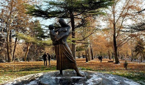 مجسمه مادر در بوستان ملت