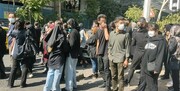 تصاویر متفاوت از تجمعات تهران | رفتارهای خاص لیدرها؛ از چند لباسی تا تعویض لباس وسط ناآرامی‌ها | نقش عجیب لیدرهای موتوری و ماجرای بسته‌های سیگار
