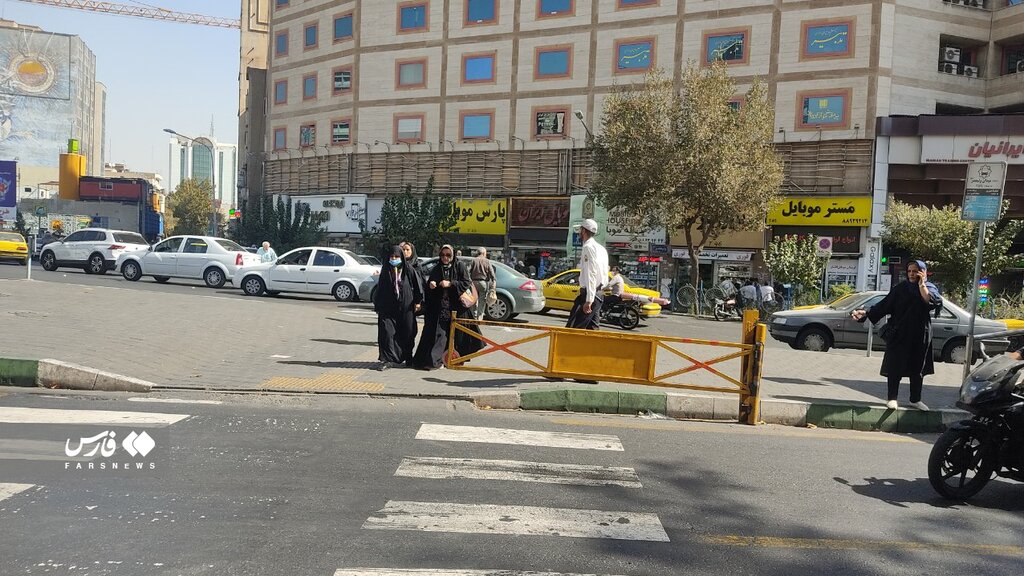 تصاویر مختلف از تجمعات تهرانی رفتارهای خاص رهبری;  از انبوه لباس تا تعویض لباس در میان آشوب ها نقش های عجیب رهبران موتورسیکلت و ماجرای پاکت های سیگار
