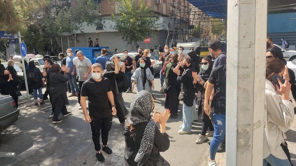 تصاویر مختلف از تجمعات تهرانی رفتارهای خاص رهبری;  از انبوه لباس تا تعویض لباس در میان آشوب ها نقش های عجیب رهبران موتورسیکلت و ماجرای پاکت های سیگار