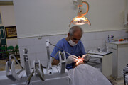 تصاویر | این دندانپزشک در گوشه‌ای از یک خیریه مطب دارد | ۱۸سال درمان رایگان به یاد پدر