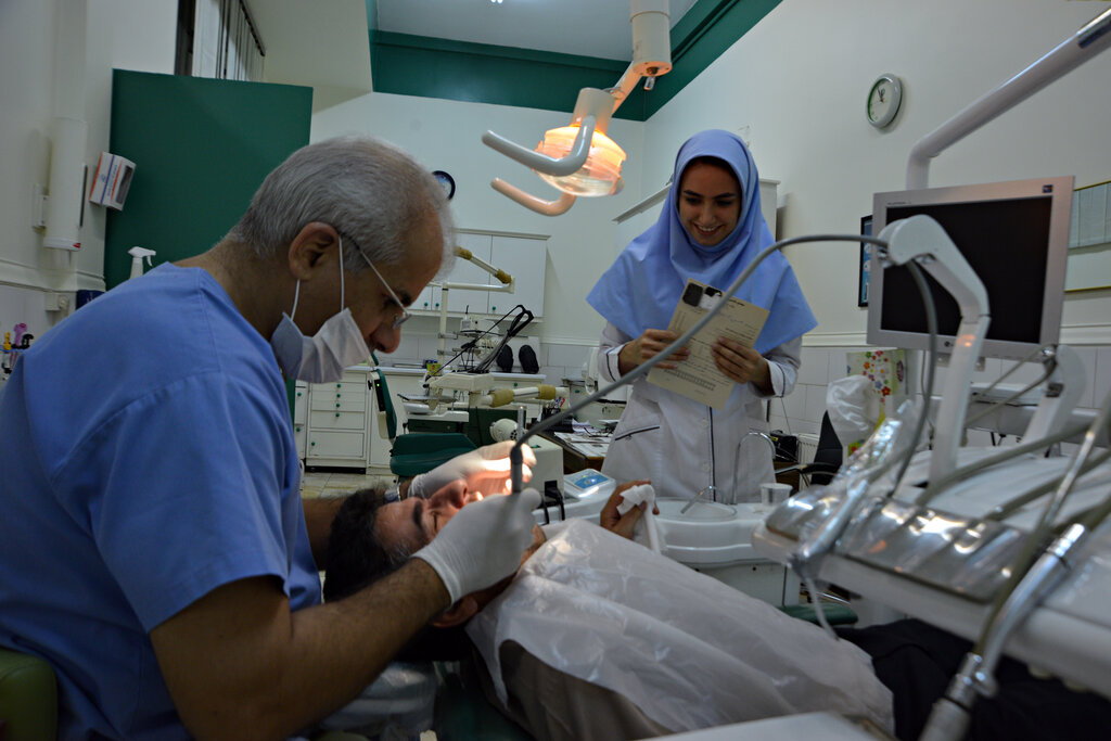 این دندانپزشک در گوشهای از یک خیریه مطب دارد | ۱۸سال درمان رایگان به یاد پدر