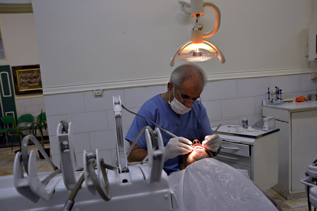 این دندانپزشک در گوشه‌ای از یک خیریه مطب دارد | ۱۸سال درمان رایگان به یاد پدر