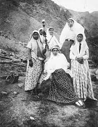 حضور زنان قجری با لباس مبدل در قهوهخانهها | جاسوسی شوهر با رشوه و تطمیع