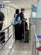 تصویر لحظه‌ای که پاسپورت همایون شجریان و سحر دولتشاهی در فرودگاه توقیف شد