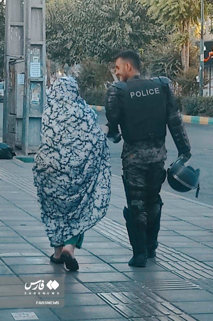 عکس سانسور شده یگان ویژه با یک زن ایرانی | ماموران یگان ویژه به زن دستفروش چه گفتند؟ | ویدئویی که رسانه‌های خارجی نشان نمی‌دهند