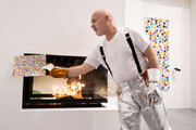 یک هنرمند نقاش ۱۰۰۰ تابلوی‌ خود را سوزاند