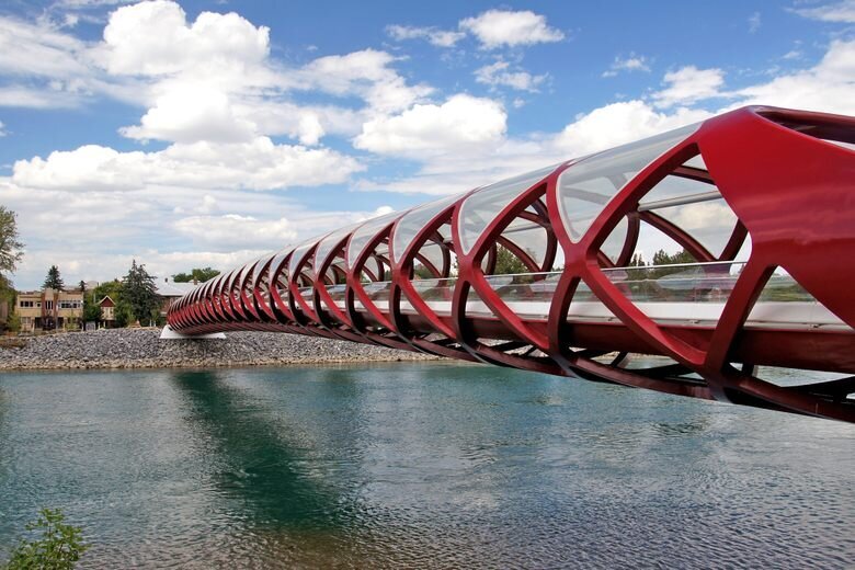 تصاویر شگفتانگیزترین پیادهراههای هوایی جهان | پلی شبیه ویرگول که مثل تاب در نوسان است