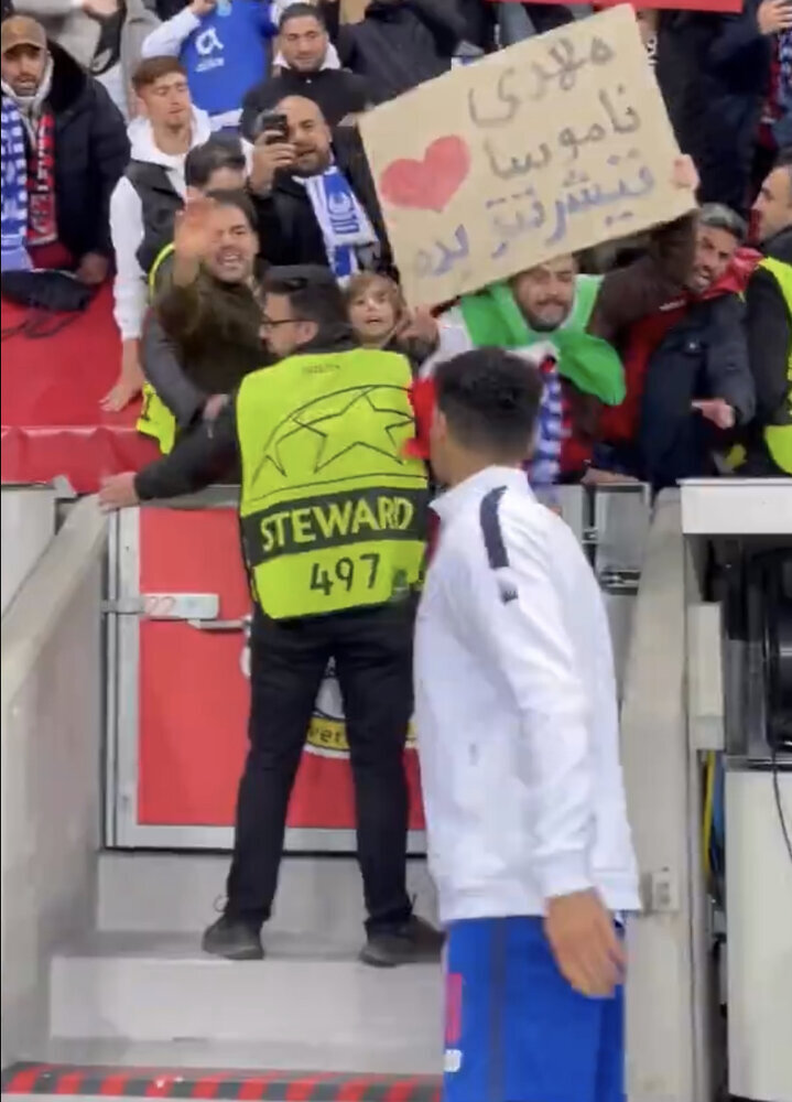 عکس |  هوادار پورتو مهدی طارمی را قسم داد | درخواست ویژه از ستاره ایرانی به زبان فارسی