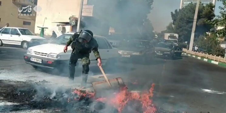 تصاویر | صحنههایی که از یگان ویژه در ناآرامیها که ندیدهاید! | نحوه برخورد با دانش آموزان و آتشی که معترضان به پا کردند