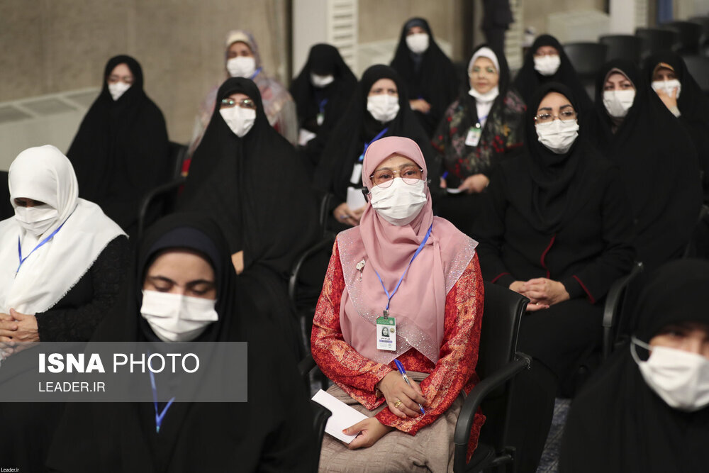 تصاویر | پوشش خاص و متفاوت برخی زنان در دیدار با رهبر انقلاب 