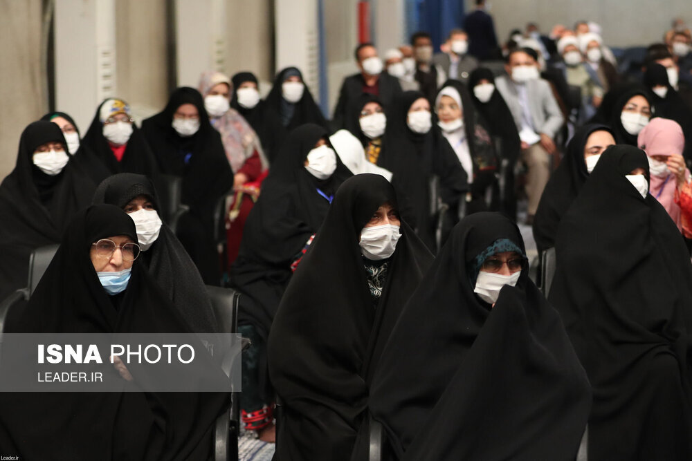 تصاویر | پوشش خاص و متفاوت برخی زنان در دیدار با رهبر انقلاب