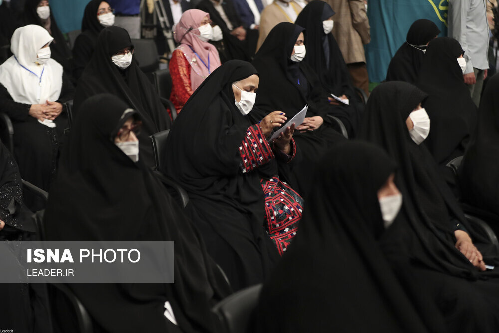 تصاویر | پوشش خاص و متفاوت برخی زنان در دیدار با رهبر انقلاب