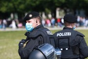 ببینید | رفتار وحشیانه پلیس آلمان با زن خاطی و زن باردار