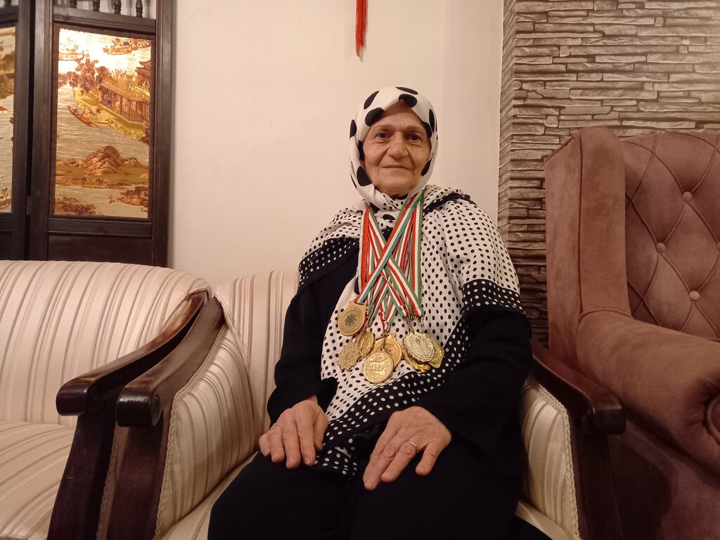مادربزرگ ۷۵ساله قهرمان شنای پایتخت است 