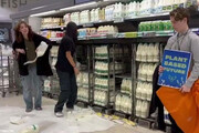 ببینید | معترضان شیرهای یک فروشگاه را روی زمین ریختند! | کاری که با موج انتقادات مواجه شد