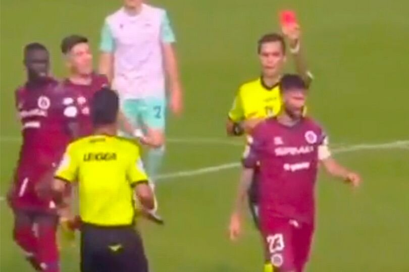 عکس | صحنه دلخراش دنیای فوتبال را به شوک فرو برد! | بهت سرمربی وقتی سر بازیکنش له شد!