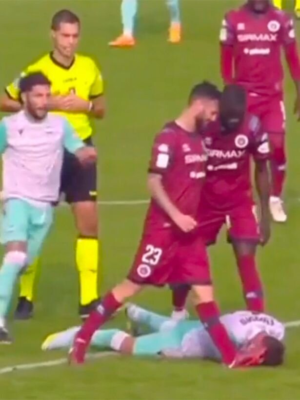 عکس | صحنه دلخراش دنیای فوتبال را به شوک فرو برد! | بهت سرمربی وقتی سر بازیکنش له شد!