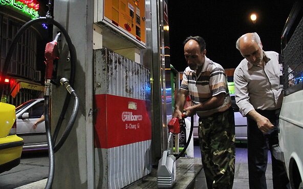 دلیل صف های طولانی در پمپ‌ بنزین‌ها چه بود ؟ | جایگاه‌داران شاکی هستند